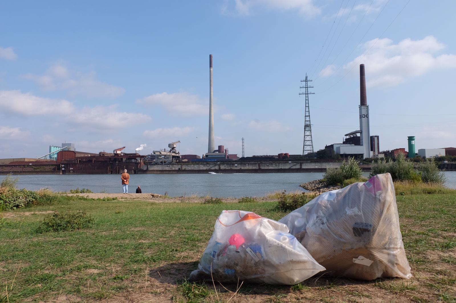 Dank an 90 Helferinnen und Helfer beim Rhine Cleanup in Rheinhausen